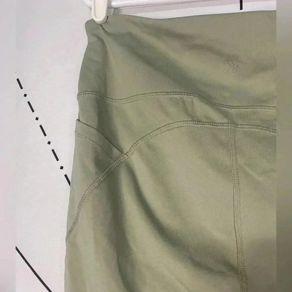 All in Motion High-Waisted 7/8 Leggings Pockets All in Motion Sage - Picture 8 of 9